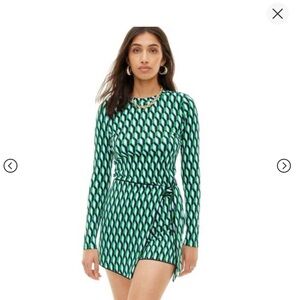 DVF target Diane von furstenberg side wrap arrow geo green skort